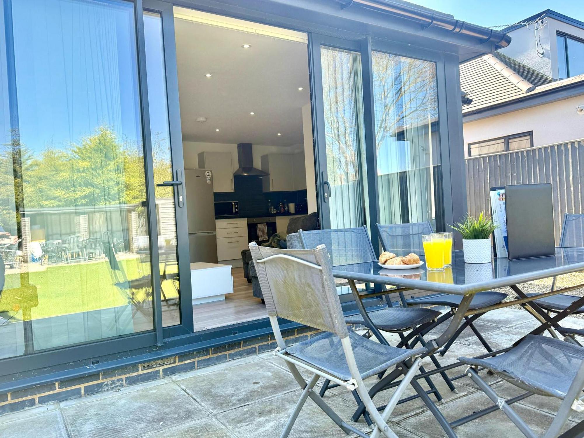 Evergreen Lodge - Two Bed Lux Flat - Parking, Garden, Patio, Wifi, Netflix - Close To Blenheim Palace & Oxford - F3 Kidlington Exterior foto