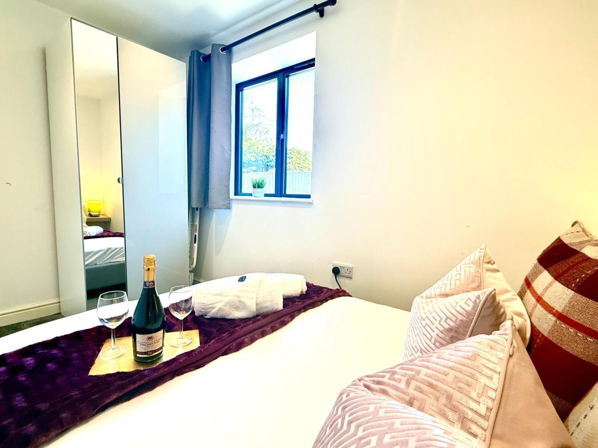 Evergreen Lodge - Two Bed Lux Flat - Parking, Garden, Patio, Wifi, Netflix - Close To Blenheim Palace & Oxford - F3 Kidlington Exterior foto
